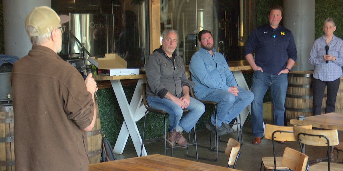 Silver Harbor Brewing hosts ‘Democracy Brewing’ for community to discuss artificial intelligence with experts - WNDU