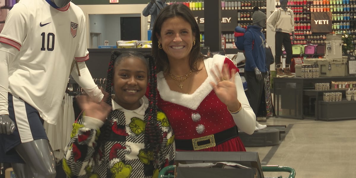 Notre Dame athletes, Dick’s Sporting Goods team up for holiday shopping surprise Notre Dame athletes, Dick’s Sporting Goods team up for holiday shopping surprise